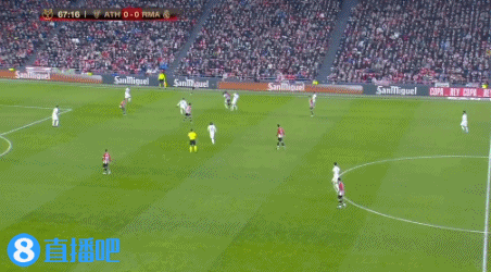 自杀事件后两年，贝卡-贝卡重回赛场并再度取得进球