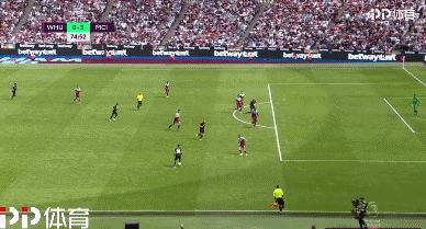 纽卡斯尔新援前锋表现不佳，转会费花销巨大，球队成绩欠佳。