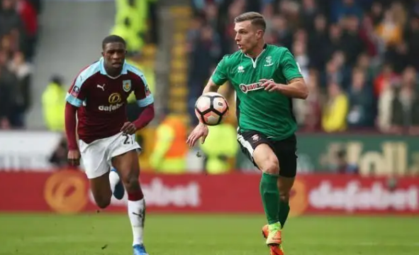 TA：球员版长袖球衣全面回归，实现从性能到美学的个性表达